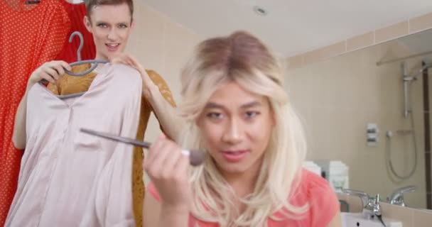 Transvestit Männer teilen einen Kuss — Stockvideo