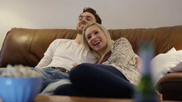 Пара дивиться телевізор — стокове відео