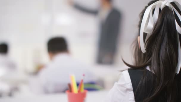 écoliers en classe à l'écoute de l'enseignant 