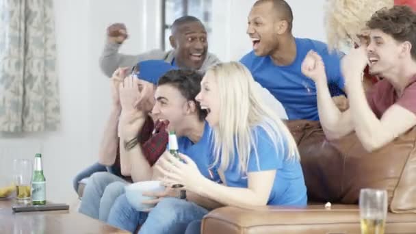 Friends watching sports game on TV — ストック動画