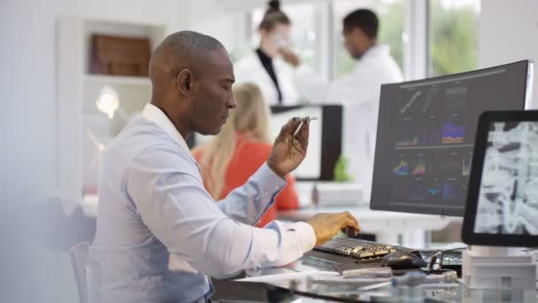 ingénieurs analysant les données techniques 