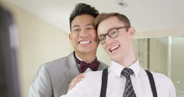 게이 커플을 휴대 전화 selfie — 비디오