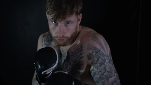Chasseur MMA donnant des coups de poing — Video