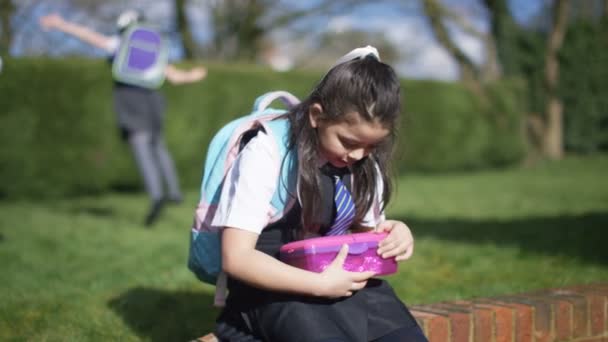 Dívka na zdraví, když děti přijdou hrát — Stock video