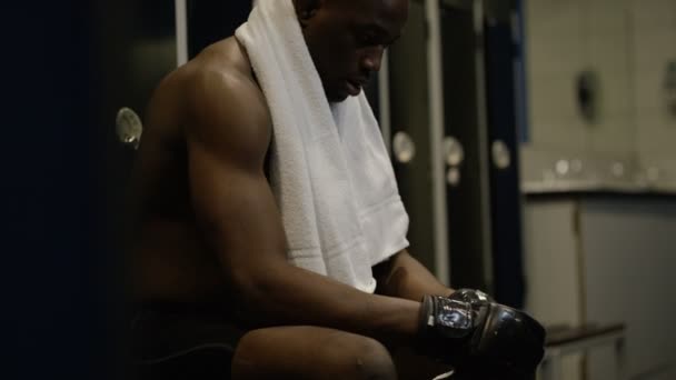 Винищувач MMA сидить поодинці в роздягальні — стокове відео