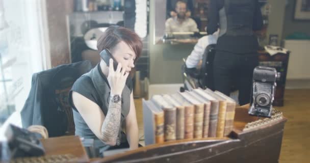 Barbiere che parla al telefono — Video Stock