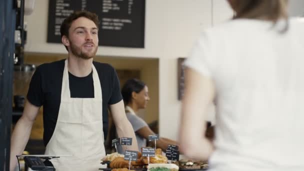 Arbeiter im Kundendienst — Stockvideo