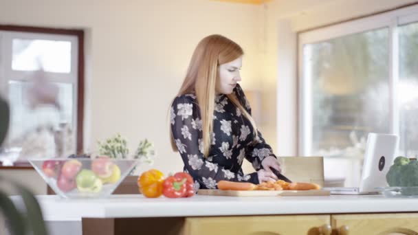 Casal feminino preparando uma refeição — Vídeo de Stock