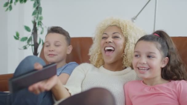 Mutter und Kinder vor dem Fernseher — Stockvideo
