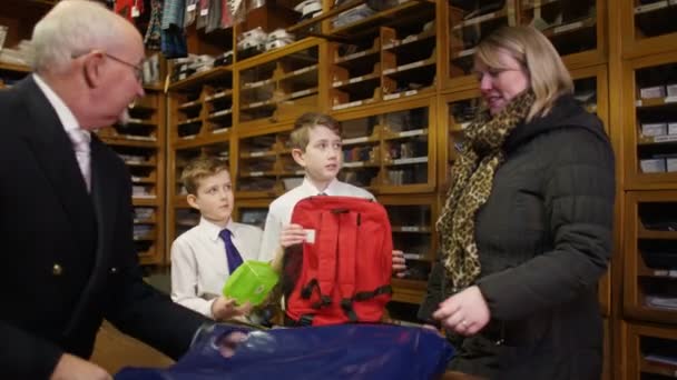 Familia en tienda de ropa — Vídeo de stock