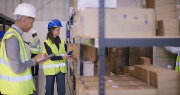 travailleurs préparant des marchandises pour l'expédition 