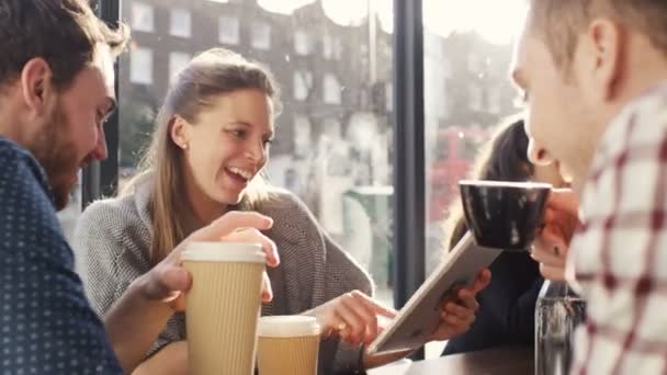 Amigos usando tecnologia — Vídeo de Stock