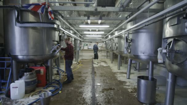 Arbeiter in einer Brauerei überprüfen die Maschinen — Stockvideo