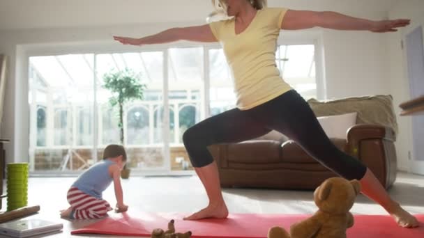 Ibu melakukan yoga dengan anak — Stok Video