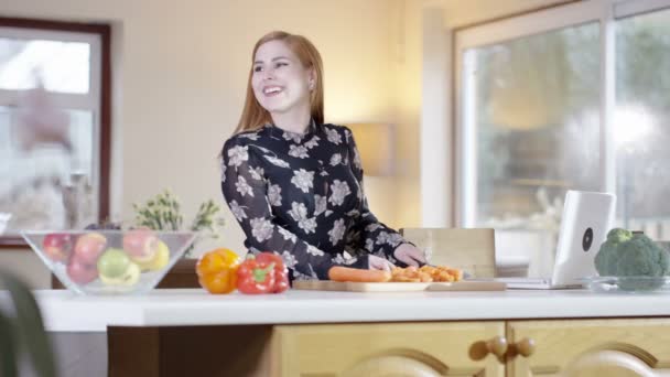 Female couple preparing a meal — Stock Video