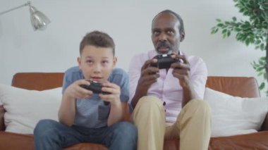video oyunları oynamaya çalışan büyükbaba