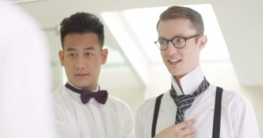  gay çift düğün için hazırlanıyor