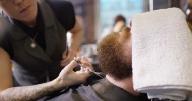 Berber vererek müşteri bir sakal düzeltme