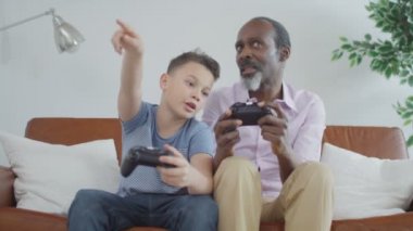 video oyunları oynamaya çalışan büyükbaba