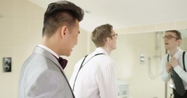 Düğün için hazırlanıyor ortağı ile gay adam