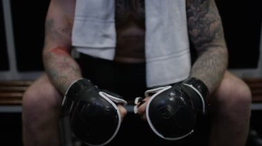 MMA savaşçı yalnız soyunma odasında oturur