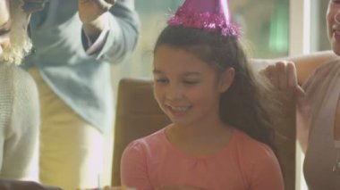 Kız onun doğum günü kutluyor 