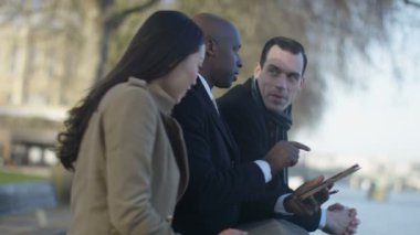 Tablet bilgisayarda arayan grubu