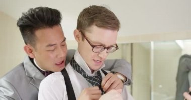 Çift düğün günü için hazırlanıyor