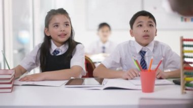 okul çocukları sınıfta öğretmen için dinleme 