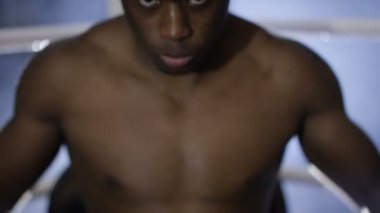 savaş yüzük köşesinde oturuyor