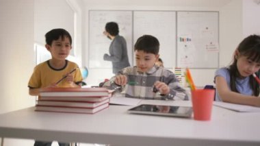 küçük çocuk masasında çalışma