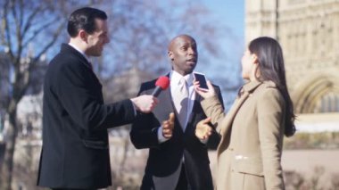 gazetecilere canlı röportaj veren siyasetçi