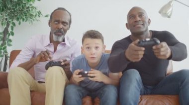 video oyunları oynarken aile
