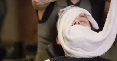 bir ustura ile tıraş için hazırlanan adam