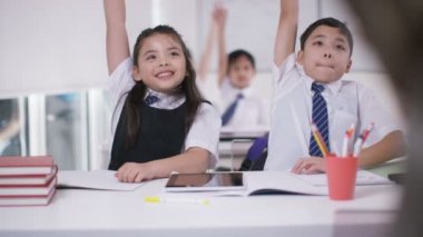 okul çocukları sınıfta öğretmen için dinleme