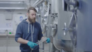 Bira kalitesini kontrol işçi 