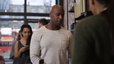 Kafede müşteri ödeme yapar