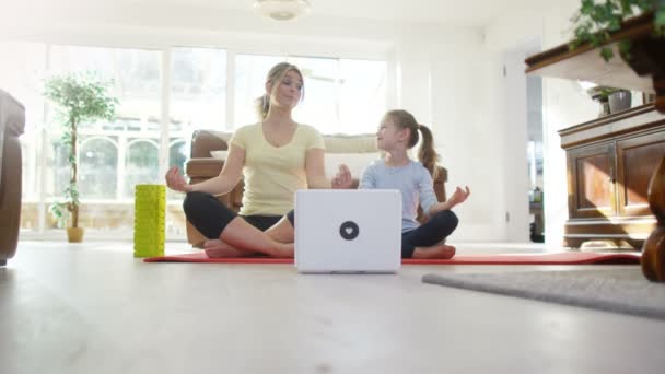 Madre e figlia seguono uno yoga — Video Stock