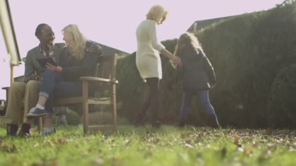 Familia pasar tiempo en el jardín — Vídeo de stock