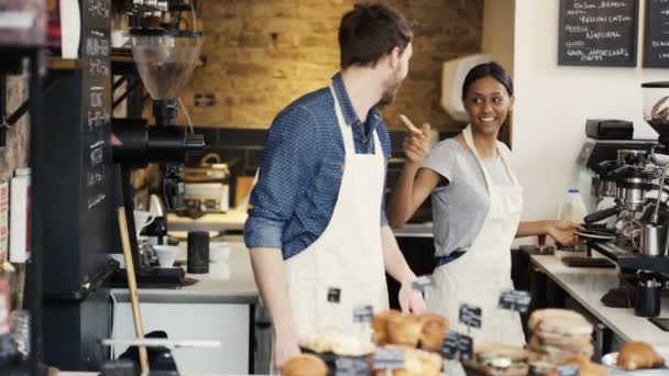 Travailleur souriant debout derrière le comptoir — Video