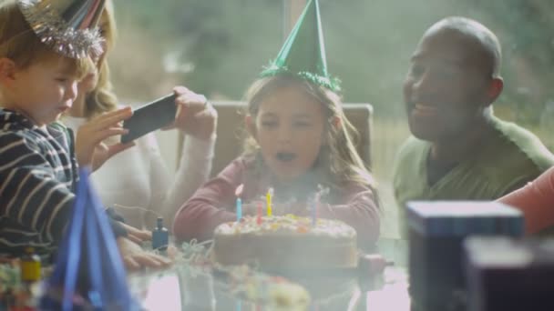 Menina comemorando seu aniversário — Vídeo de Stock