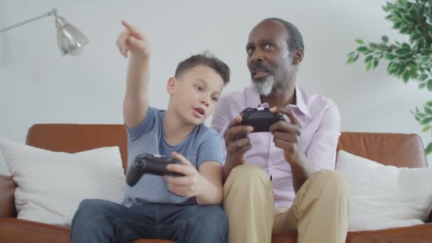 Grandfather trying to play video games — Stock Video