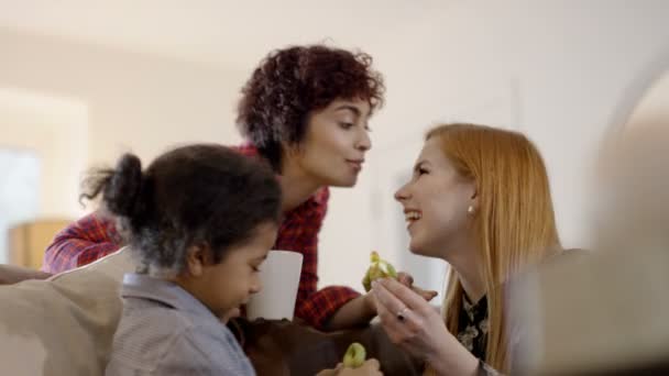 Madre e hijo jugando con juguete — Vídeos de Stock