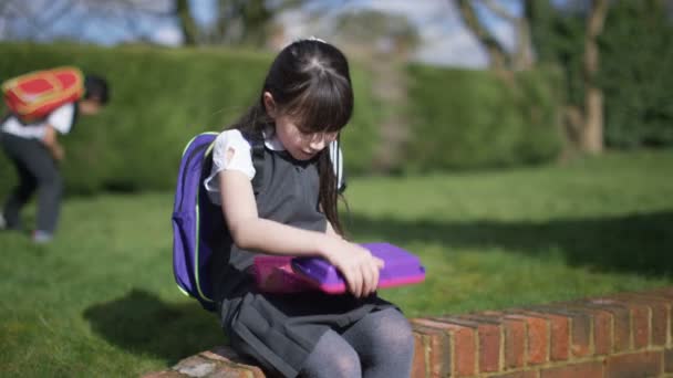 Meisje cheers wanneer kinderen komen om te spelen — Stockvideo