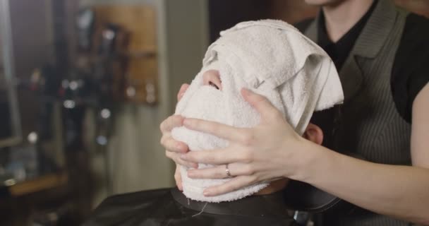 Hombre preparado para afeitarse con una afeitadora — Vídeo de stock
