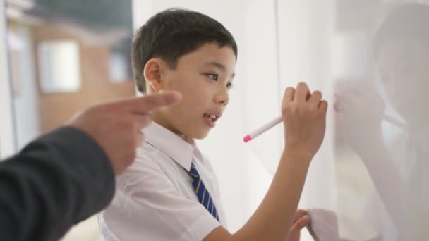 Băiat de școală în clasă ascultând profesorul — Videoclip de stoc