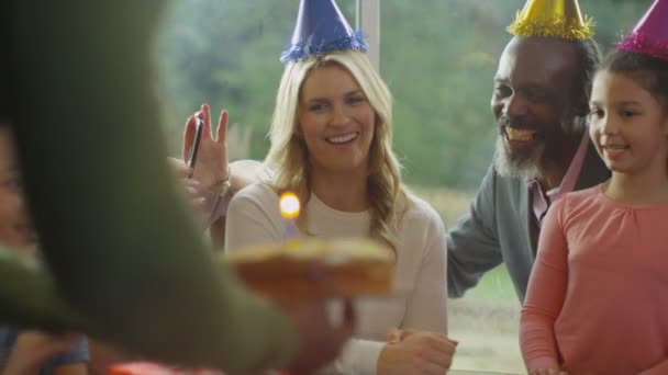 Menino comemorando seu aniversário — Vídeo de Stock