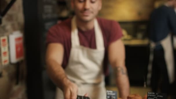 Trabajador de cafetería que sirve al cliente — Vídeos de Stock