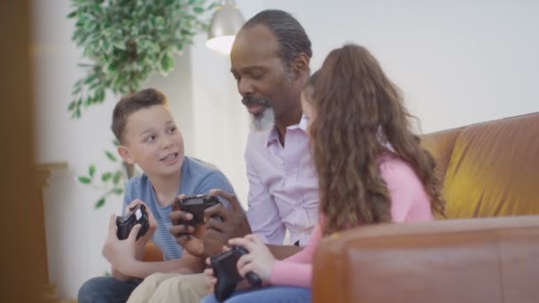 Dědeček se snaží hrát video hry — Stock video