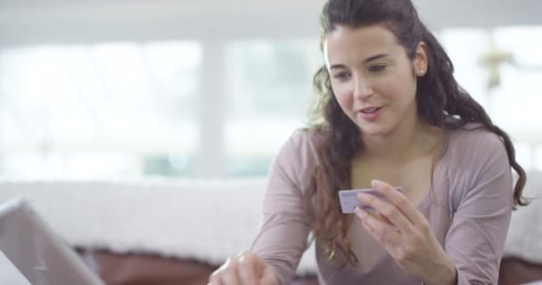 Mujer de compras en línea — Vídeo de stock